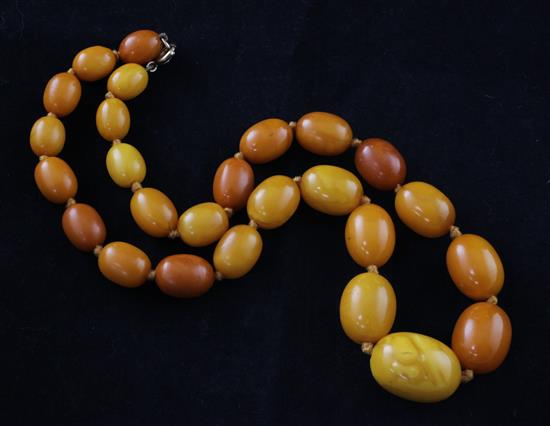 A single strand graduated oval amber bead necklace, 19in.